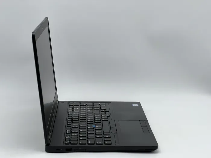 Ноутбук Dell Latitude 5590, i5-7300U, 8 GB, 120 GB, Intel HD Graphics 620, 1366x768, TN [SH26061039] БУ - зображення 2